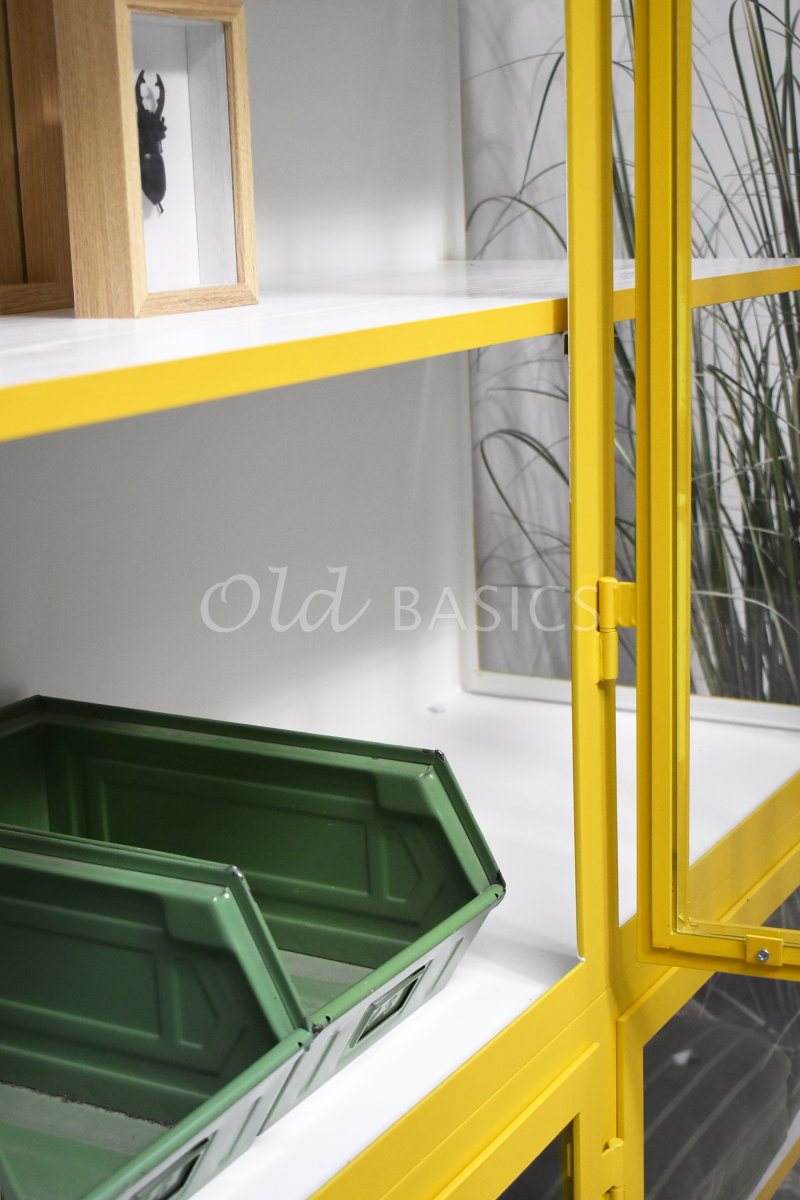 Detail van Apothekerskast Vitrine, 3 deuren, RAL1032, geel, materiaal staal